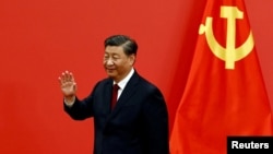 资料照：中共领导人习近平带领中共新一届中央政治局常委与中外媒体见面期间招手。（2022年10月23日）