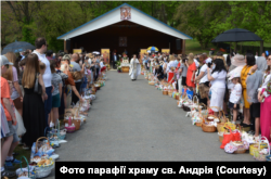 Освячення пасок на Великдень на території храму св. Андрія