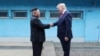 美国总统特朗普和朝鲜领导人金正恩2019年6月30日在板门店停战村握手。