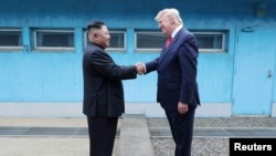 美国总统特朗普和朝鲜领导人金正恩2019年6月30日在板门店停战村握手。