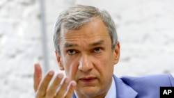 Павло Латушко, колишній міністр культури та посол Білорусі у Франції, виступає під час пресконференції в Мінську, 18 серпня 2020 року. (Фото: AP Photo/Сергій Гриць)