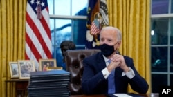 美国总统拜登(Joe Biden)2021年1月20日就职当日在白宫工作（美联社）