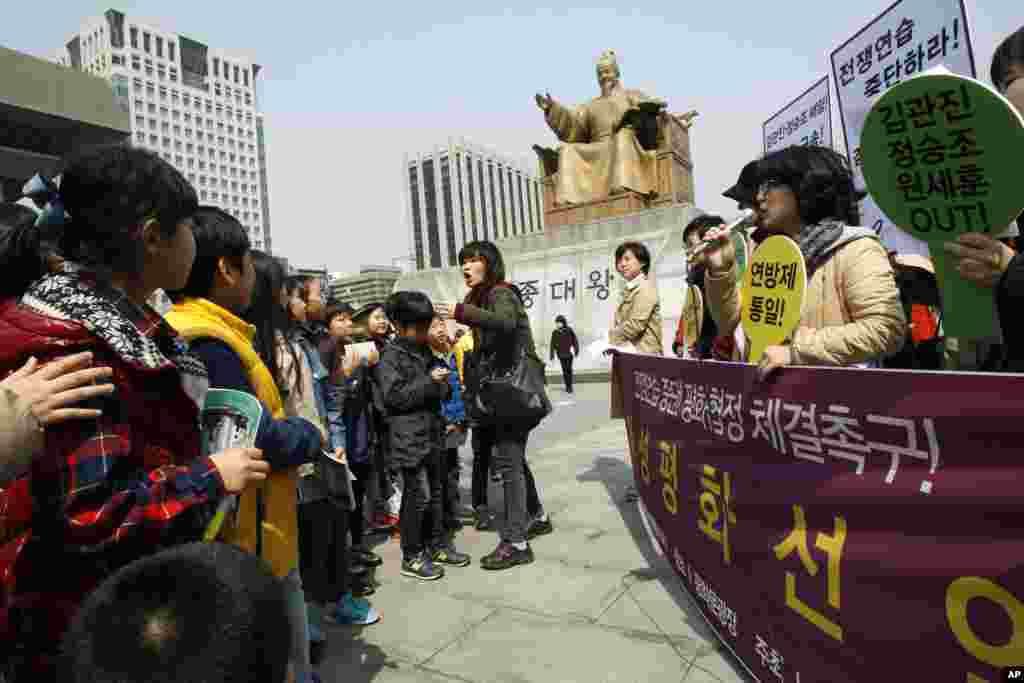 Học sinh tiểu học xem Hội Phụ nữ Nam Triều Tiên biểu tình gần đại sứ quán Mỹ ở Seoul để phản đối cuộc tập trận thường niên giữa Hoa Kỳ và Nam Triều Tiên.