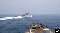 美国海军公布的照片显示，美军导弹驱逐舰“钟云号”（USS Chung-Hoon）2023年6月3日在台湾海峡国际海域穿行时，一艘中国军舰在前方危险行驶。