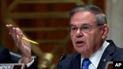 资料照片：参议院外交委员会首席民主党议员梅嫩德斯（Sen. Bob Menendez, D-NJ）出席参议院外委会听证会。（2018年7月25日）