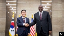 美国国防部长奥斯汀与韩国国防部长官申源湜2023年11月13日签署第55次安全协商会议联合公报。（韩国国防部照片）