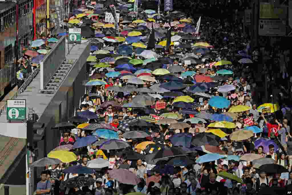 8月20日,数以万计的香港人冒着35度的高温和高湿走上街头,参加社民连等多个政党和团体发起的从湾仔至中环终审法院的大游行,声援过去一周被上诉庭改判加刑监禁的闯公民广场案双学三子及闯立法会案的13名抗争者,抗议政府政治检控,撕裂社会