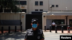 一名中国警察在前美国驻成都总领馆大门外执勤。（2020年7月27日）