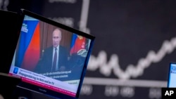 Ілюстративне фото. Звернення президента Росії Володимира Путіна в екрані телевізора, 25 лютого 2022 року. (AP Photo/Michael Probst, File)
