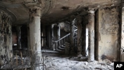 Уламки закривають внутрішню частину Донецького академічного обласного драматичного театру після бомбардування 16 березня 2022 року в Маріуполі. (AP Photo/Олексій Александров).