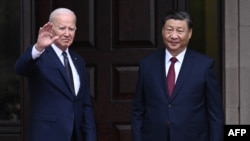 美国总统拜登在加州费罗丽庄园与到访的中国国家领导人习近平共同向媒体致意。（2023年11月5日）