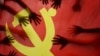 中国江苏连云港的一所小学校的学生在上中共党史课时把手放在中共党旗上。（2020年6月28日）