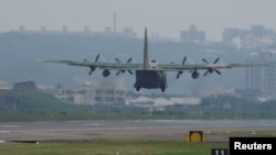 台湾一架美制C-130军机从新竹空军基地起飞。（路透社2024年5月23日）