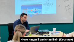 Браніслав Вуїч під час класу з фінансової грамотності для переселенців з України у Фініксі, штат Арізона