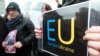 Українські протестувальники біля будівлі Європейської Ради в Брюсселі, 20 лютого 2014 р. AP Photo/Yves Logghe
