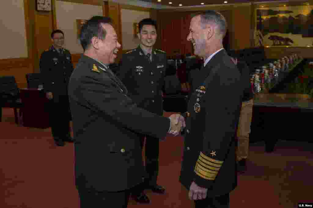 美国海军作战部长理查森上将2019年1月15日与中国军委联合参谋部参谋长李作成在北京的国防部大楼握手(美国海军图片)。理查森上将在会谈结束后发表推文说:“我们两国都受益于一个安全、有秩序以及国际法得到遵守的海洋。”