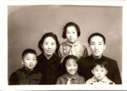 卞仲耘生前留下的与王晶垚和孩子们全家福合照。（王友琴提供图片）