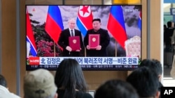 2024年11月12日，在韩国首尔火车站的一档新闻节目中，电视屏幕上显示了朝鲜领导人金正恩和俄罗斯总统普京在平壤的照片。