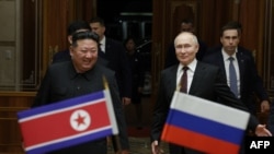 Kiongozi wa Korea Kaskazini Kim Jong Un akimkaribisha Rais Vladimir Putin alipowasili mjini Pyongyang, Juni 19, 2024.