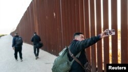 Мігрант з Колумбії робить селфі після переходу в США з Мексики в Джакумба Хот-Спрінгс, Каліфорнія, США, 11 листопада 2023 р. (Фото: REUTERS/Go Nakamura)
