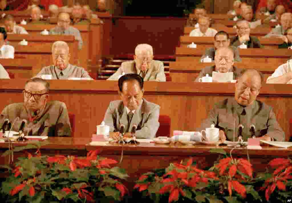 1985年9月3日在北京人民大会堂举行的纪念抗日战争和世界反法西斯战争胜利四十周年大会上,中共总书记胡耀邦和中国人大常委会委员长彭真。