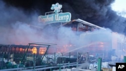 Пожежники гасять пожежу після того, як дві керовані авіабомби влучили у великий магазин будівельних товарів у Харкові, Україна, у суботу, 25 травня 2024 року. (AP Photo/Андрій Марієнко)
