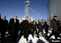 2012年2月16日中国副主席习近平在美国爱奥华州马克斯韦尔的金伯利农场参观时，与州长布兰斯塔德交谈。