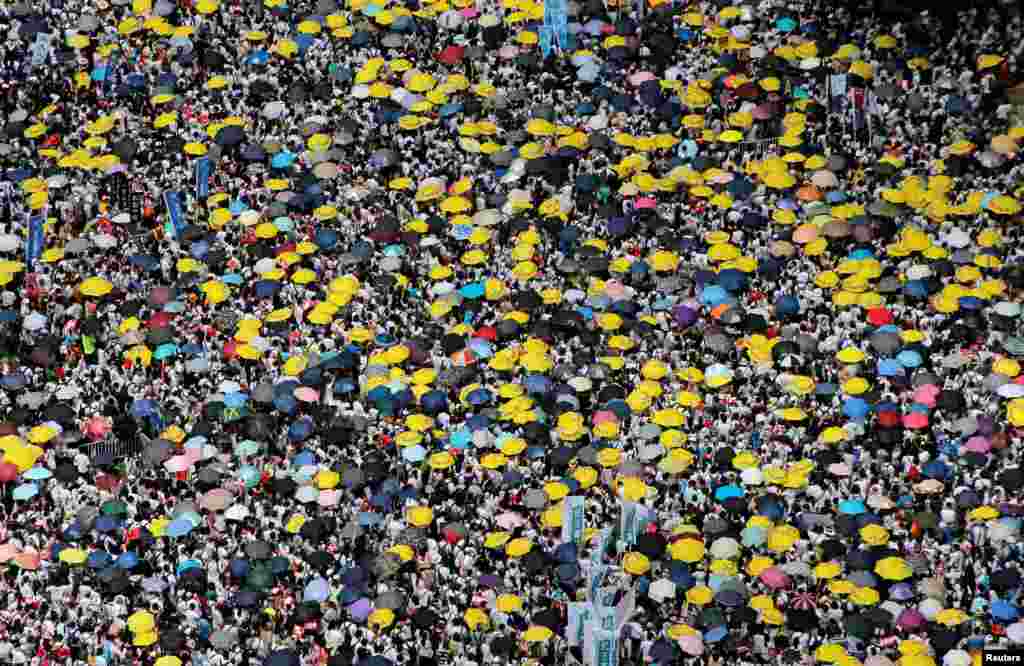 2019年6月9日在中国香港,示威群众要求当局废除拟议中的把犯人引渡到中国的法案。他们手持黄色雨伞,这是过去的占领中环运动的象征。