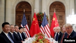 美国总统特朗普（右一）和中国国家主席习近平（左一）出席在阿根廷布宜诺斯艾利斯举行的G20领导人峰会后的工作晚宴。（2018年12月1日）