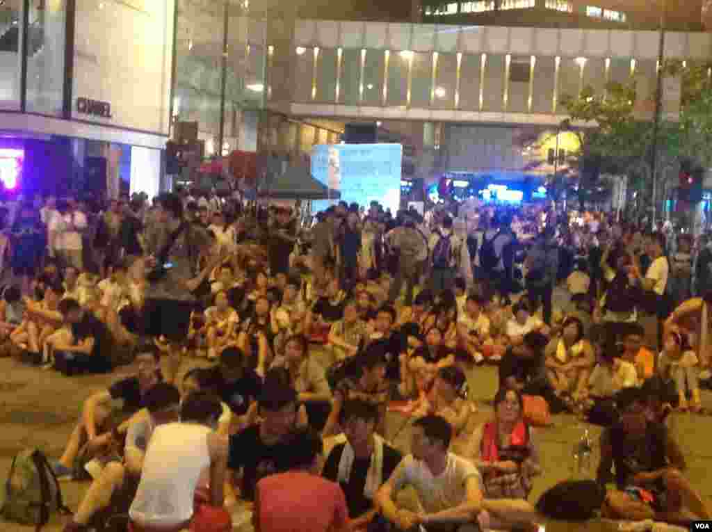 香港學聯預演佔中午夜正式開始(美國之音海彥拍攝)