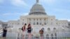 Туристи біля будівлі Капітолія США. В американській столиці гаряче не лише на вулиці, але і на дебатах по Україні в середині головного законодавчого органу США.