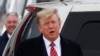 El expresidente de los Estados Unidos y candidato presidencial republicano Donald Trump reacciona después de llegar al Aeropuerto Internacional de Aberdeen en Escocia, el 1 de mayo de 2023.