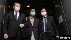 壹传媒创办人黎智英（中）28日早上被香港警方拘捕，并带往警署调查，图为黎智英离开警署情形。