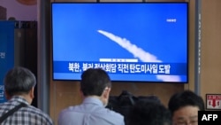 资料照片：2023年9月13日，在首尔的一个火车站，人们观看播放新闻的电视屏幕，其中包含朝鲜导弹试验的档案片段。韩国军方12月18日表示，朝鲜一天前向海上发射了武器后，周一又发射了一枚疑似远程弹道导弹。 （法新社摄影）