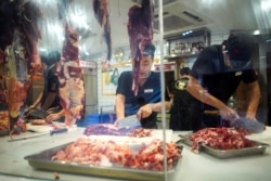 资料照：广东深圳一家餐馆的工作人员在切牛肉。（2019年9月6日）