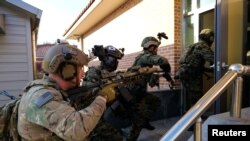 美國與南韓特種部隊軍人在南韓群山空軍基地參加聯合演習。(2019年11月11日)