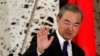 2020年11月24日，时任中国外交部长王毅在日本东京举行的新闻发布会上挥手致意。