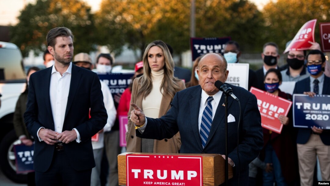 Ish-kryebashkiaku i Nju Jorkut, Rudy Giuliani, avokati personal i Presidentit Donald Trump, flet në një konferencë për shtyp në Pensilvani, pranë djalit të presidentit, Eric Trump, dhe bashkëshortes Lara Trump (4 nëntor 2020)