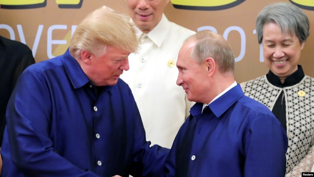 Američki predsednik Donald Tramp i ruski predsednik Vladimir Putin rukuju se na samitu APEC-a u Danangu u Vijetnamu. 
