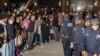 TOPSHOT - Maafisa wa Polisi wa New York wakikabiliana na waandamanaji na kuondoa mahema yaliyowekwa na wanafunzi wanaowaunga mkono wananchi wa Palestina katika eneo la Chuo Kikuu cha New York wakipinga vita kati ya Hamas na Israel, New York Aprili 22, 2024. 