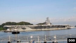 在美軍橫須賀基地停泊的里根號航母(資料圖片)