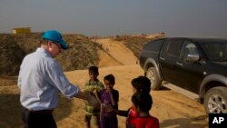 Zamenik direktora UNICEF-a Džastin Forsajt sa decom izbeglih Rohindža u kampu u Bangladešu.
