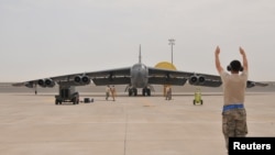 一架B-52 轰炸机抵达卡塔尔的阿尔乌迪德空军基地 （2016年4月9日）
