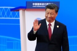中国国家主席习近平在上海举行的第二届中国国际进口博览会开幕式上讲话后向与会者招手。（2019年11月5日）