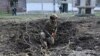 Український вибухотехнік оглядає місце вибуху після російського ракетного удару по Харкову 6-го квітня 2024 року. Російська компанія, що займається виробництвом мікрочипів, продовжує постачати їх російським виробникам зброї, незважаючи на свої заяви, що цього не робить.