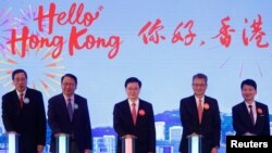 香港特首李家超（中）在“你好，香港”的旅游宣传活动上。(2023年2月2日)