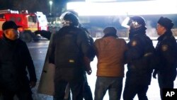 警察在阿拉木图拘捕一名抗议者。 (2022年1月5日)