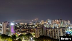 从以色列南部的阿什凯伦看到，以色列的铁穹反导系统拦截从加沙地带发射的火箭。