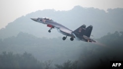一架俄制苏-35战机在广东珠海的航空展开幕前试飞。（2014年11月10日）
