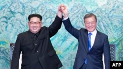 朝鲜领导人金正恩和韩国总统文在寅在“板门店宣言”签字仪式上